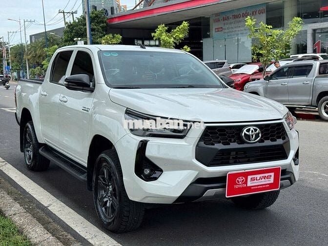 TOYOTA HILUX 2.4E AT 4x2 – MỚI 99%