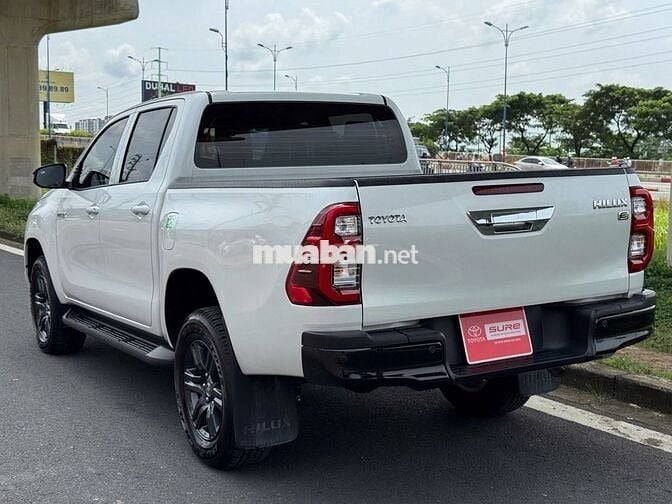 TOYOTA HILUX 2.4E AT 4x2 – MỚI 99%