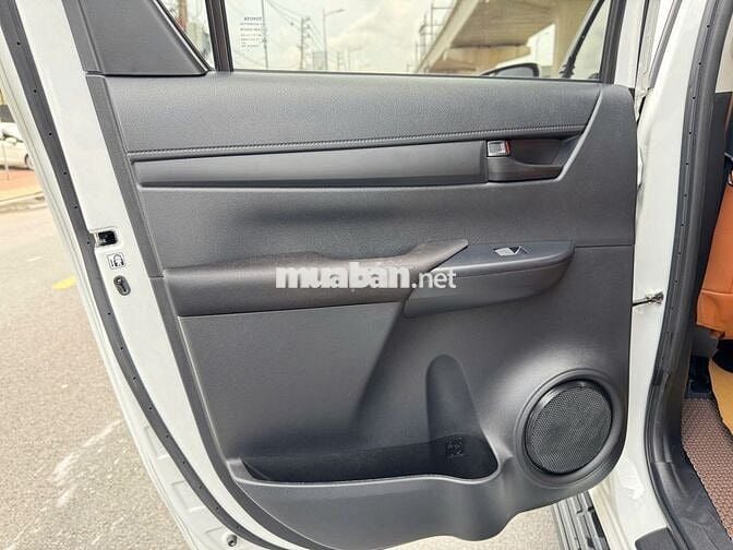 TOYOTA HILUX 2.4E AT 4x2 – MỚI 99%