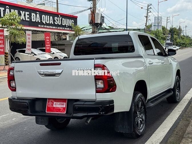 TOYOTA HILUX 2.4E AT 4x2 – MỚI 99%