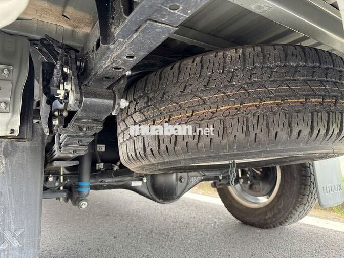 TOYOTA HILUX 2.4E AT 4x2 – MỚI 99%