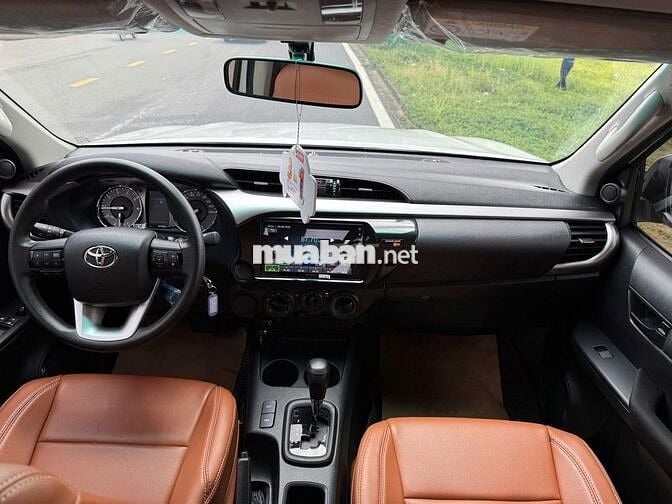 TOYOTA HILUX 2.4E AT 4x2 – MỚI 99%