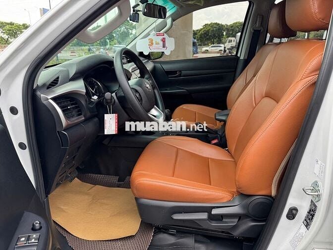 TOYOTA HILUX 2.4E AT 4x2 – MỚI 99%