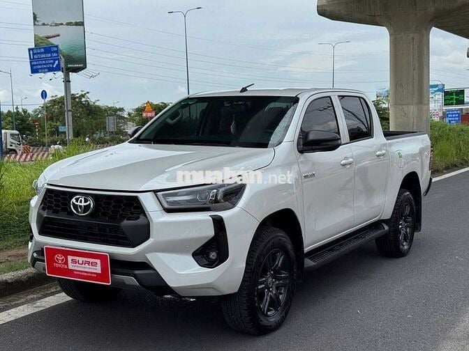 TOYOTA HILUX 2.4E AT 4x2 – MỚI 99%
