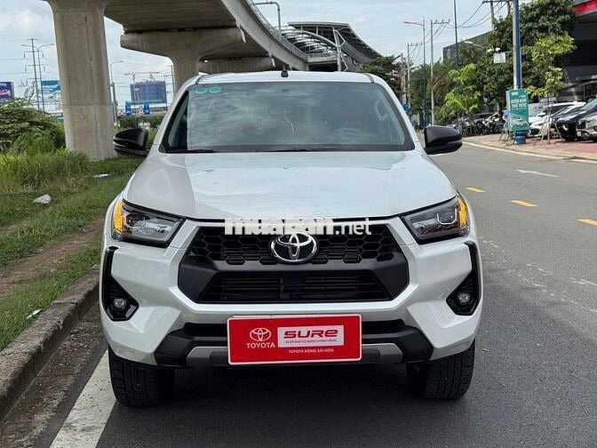 TOYOTA HILUX 2.4E AT 4x2 – MỚI 99%