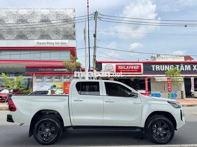 TOYOTA HILUX 2.4E AT 4x2 – MỚI 99%