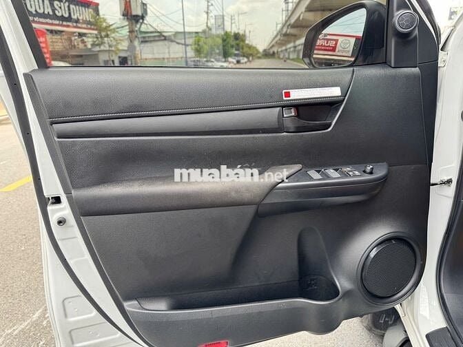 TOYOTA HILUX 2.4E AT 4x2 – MỚI 99%