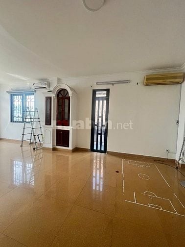 Phòng 42m, ngang 4,8m,làm văn phòng, dạy học,yoga,online, lối đi riêng