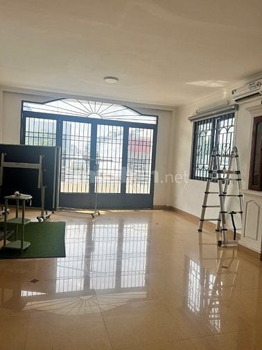 Phòng 42m, ngang 4,8m,làm văn phòng, dạy học,yoga,online, lối đi riêng