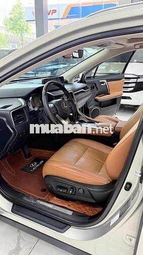 Xe vừa cập bên. Lexus RX300 2020, biển Hà Nội.