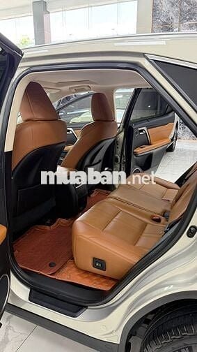Xe vừa cập bên. Lexus RX300 2020, biển Hà Nội.