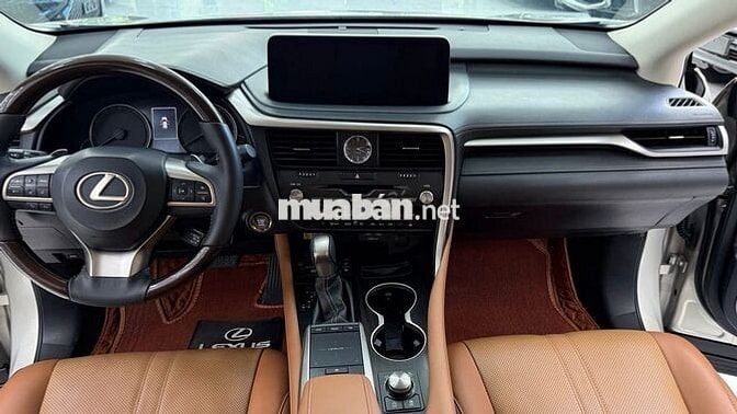 Xe vừa cập bên. Lexus RX300 2020, biển Hà Nội.