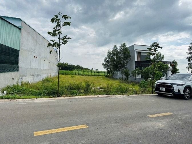 CẦN BÁN GẤP 2 LÔ LIỀN KỀ DẦU TIẾNG - BÌNH DƯƠNG