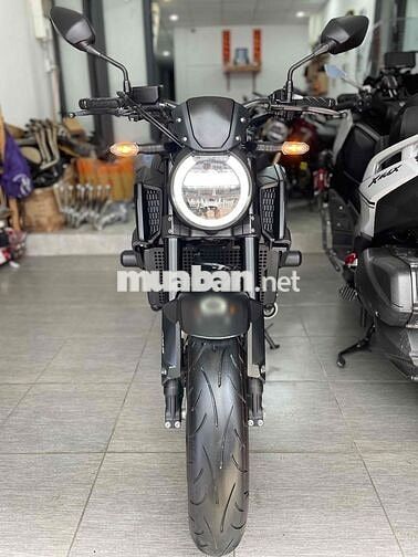 CB650R Black Edition biển Sài Gòn