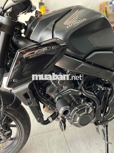 CB650R Black Edition biển Sài Gòn