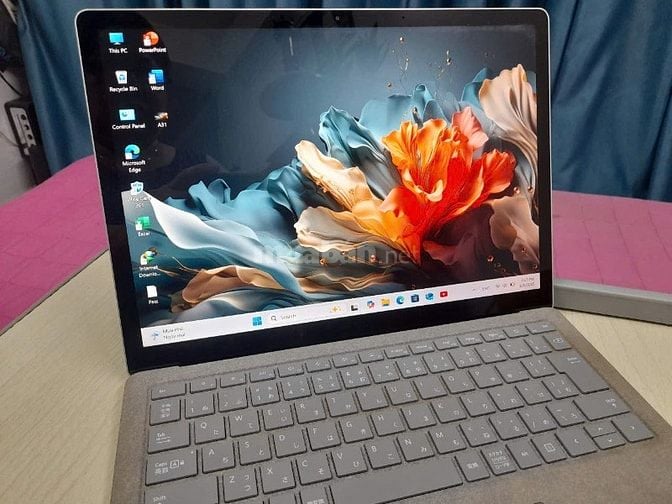 Surface Laptop1 i5. 8GB / 256GB 13.5 " Máy Nhật . Pin 94%