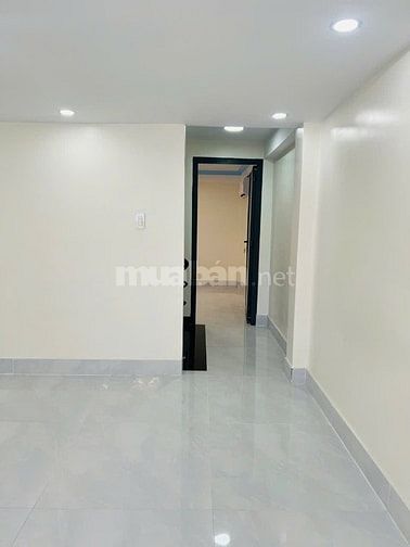 Mặt tiền Lạc Long Quân. Dt 4x16m 5 tầng mới