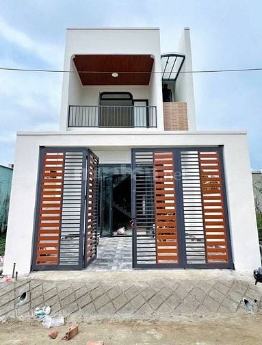 Bán nhà phố 100m2 đối diện chợ Bình Chánh, sổ riêng, KDC hiện hữu ngay