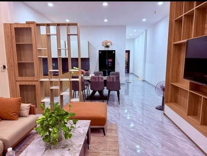 Bán nhà phố 100m2 đối diện chợ Bình Chánh, sổ riêng, KDC hiện hữu ngay