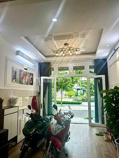 NHÀ ĐEP 3 LẦU - ĐỐI DIỆN CÔNG VIÊN - VIP KHU BÌNH PHÚ 