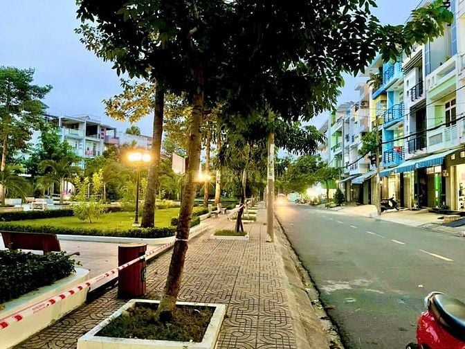 NHÀ ĐEP 3 LẦU - ĐỐI DIỆN CÔNG VIÊN - VIP KHU BÌNH PHÚ 