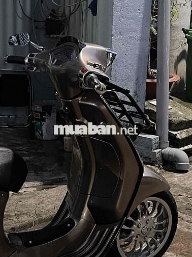 Vespa Piaggio màu nâu, xe tay ga