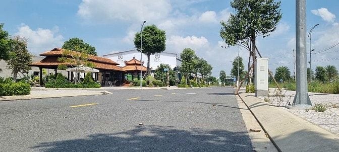 Đất Đường Nguyễn Hữu Trí Bình Chánh.  100m2 shr Thổ Cư Full 