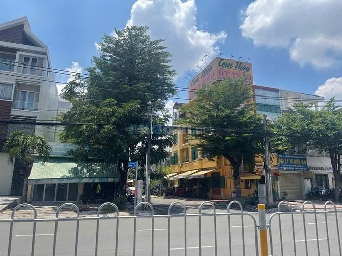 cho thuê góc 2mt đường tên lữa dt 12x20m , nhà 4 tấm giá thuê 100tr/th