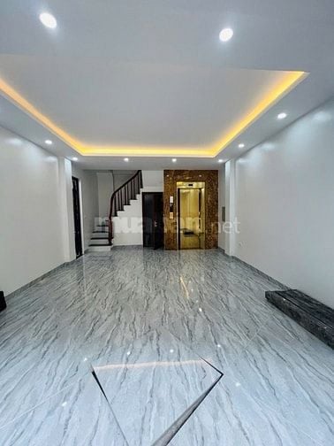 Nhà mặt Phố Đội Nhân Dt:41/5 tầng/ Mt:4,8m Thang máy 
