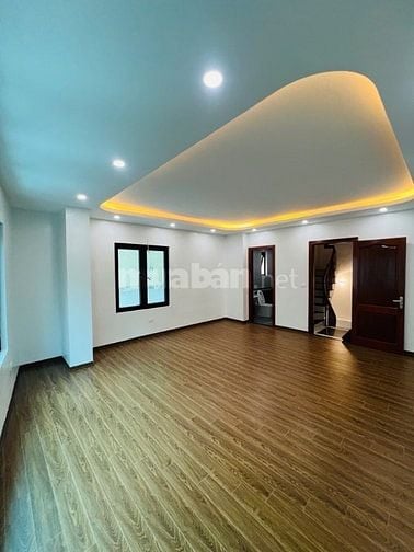 Nhà mặt Phố Đội Nhân Dt:41/5 tầng/ Mt:4,8m Thang máy 