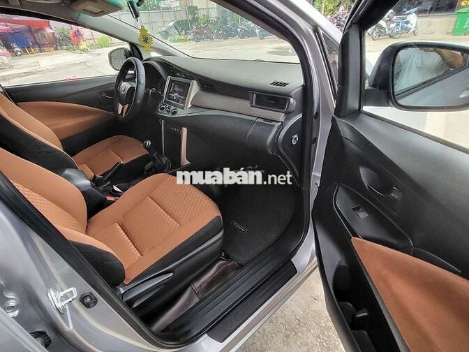 Toyota INNOVA 8 Chổ 2.0E_Sản Xuất 2018 MT Mới 98%