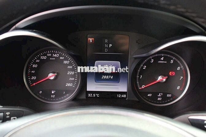Mercedes Benz GLC300 2016 - Màu Đỏ Sang Trọng