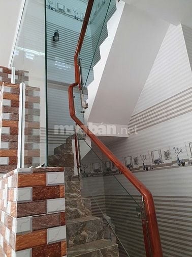 Cho Thuê nhà MT nguyên căn giáp Quận 1, Vinhomes,  Saigon Pear 