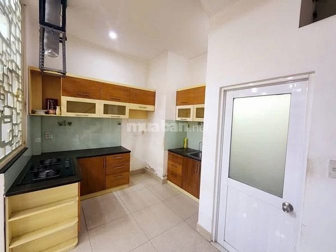 6,25tỷ Nhà 2 lầu đúc 4pn hẻm ba gác quay đầu Sổ hồng riêng P2Q8