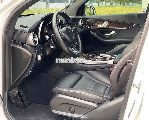 Bán Mercedes GLC200 đời 2018 trắng đẹp