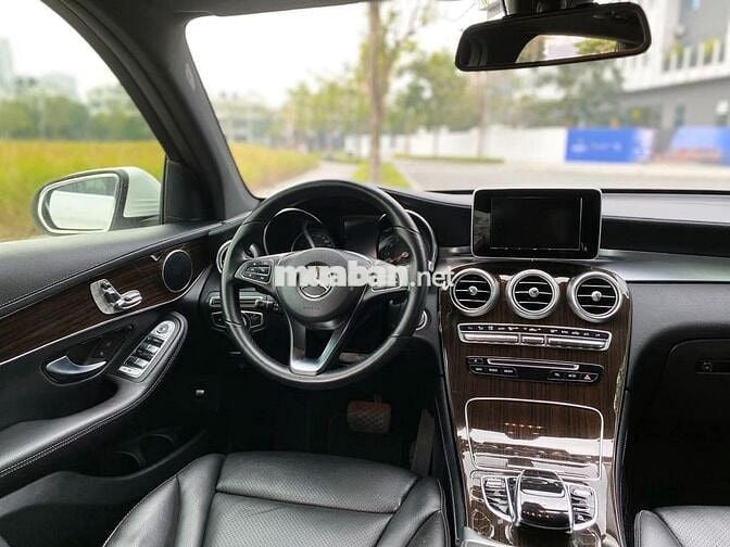 Bán Mercedes GLC200 đời 2018 trắng đẹp