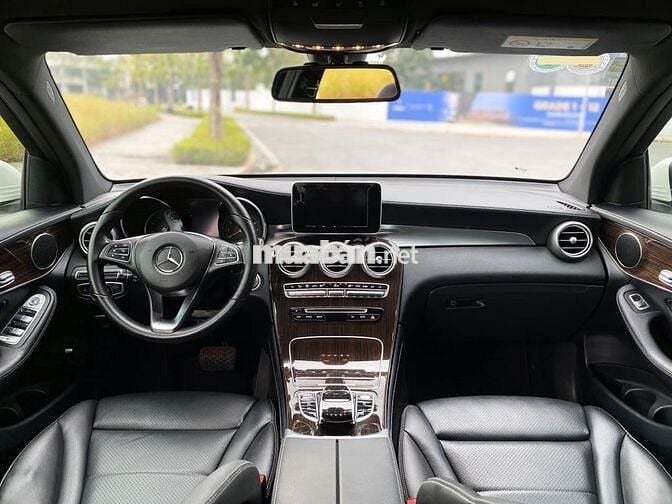 Bán Mercedes GLC200 đời 2018 trắng đẹp