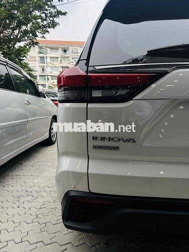 Toyota Innova 2024 Cross HEV 2.0 CVT - 2000 km