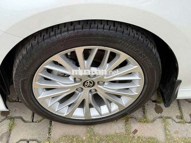 Toyota camry 2.5Q 11000 km