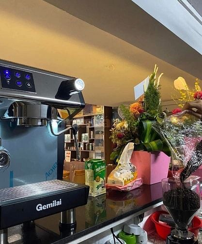 Sang góc quán coffee Quận Tân Phú - Khách đông