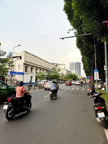 BÁN NHÀ 2 MẶT TIỀN TRƯỚC VÀ SAU : 138 LÝ THÁI TỔ  - P. 2 