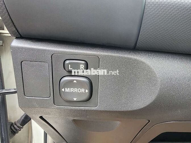 Toyota yaris nhập nhật xe lăn bánh 2011std .