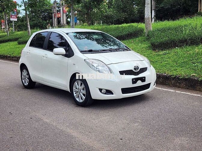 Toyota yaris nhập nhật xe lăn bánh 2011std .