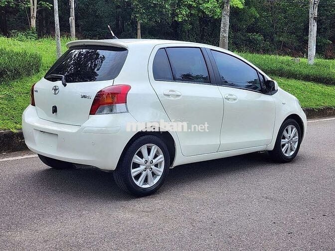 Toyota yaris nhập nhật xe lăn bánh 2011std .