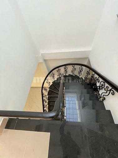NHÀ ĐẸP CÓ DÒNG TIỀN CHO THUÊ. HẺM RỘNG GẦN MẶT TIỀN.