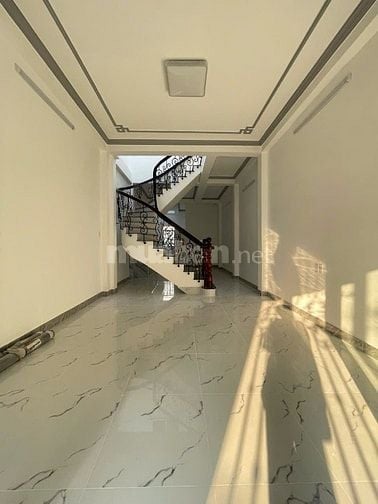 NHÀ ĐẸP CÓ DÒNG TIỀN CHO THUÊ. HẺM RỘNG GẦN MẶT TIỀN.