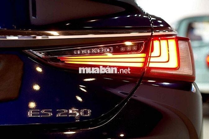 Lexus ES250 2022 đi ít 2v5