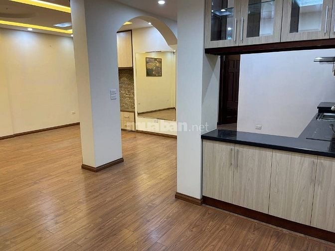 Cho thuê căn hộ mặt đường Láng Hạ để ở và kinh doanh