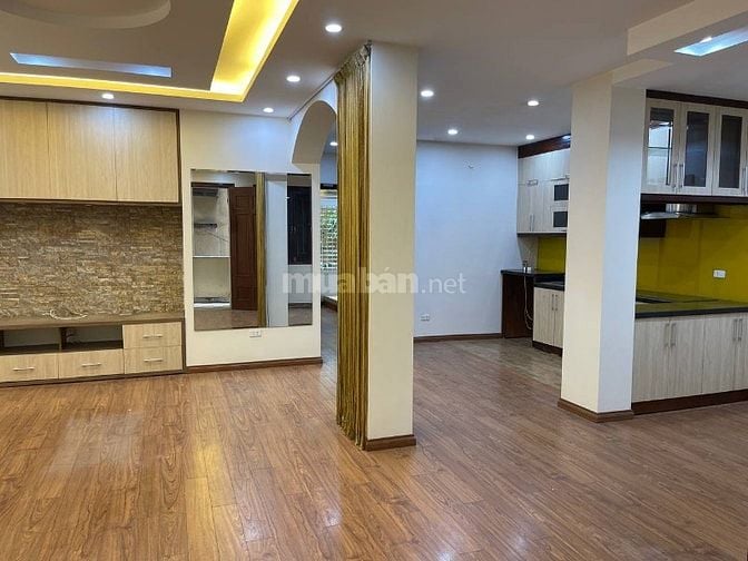 Cho thuê căn hộ mặt đường Láng Hạ để ở và kinh doanh