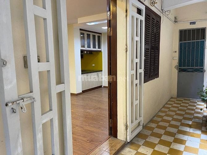 Cho thuê căn hộ mặt đường Láng Hạ để ở và kinh doanh